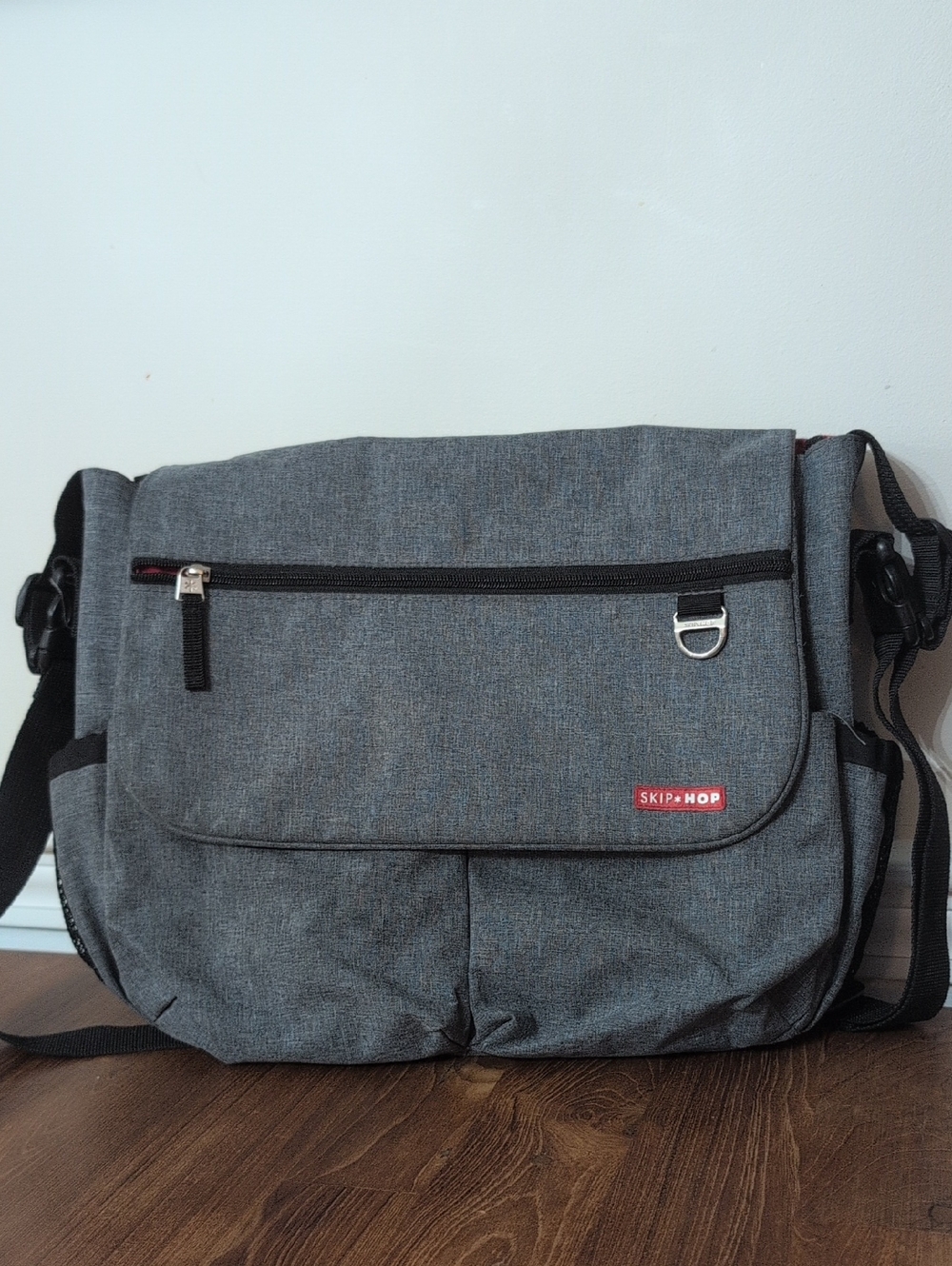 Skip Hop Gray Men's Messenger Bag with Black Strap